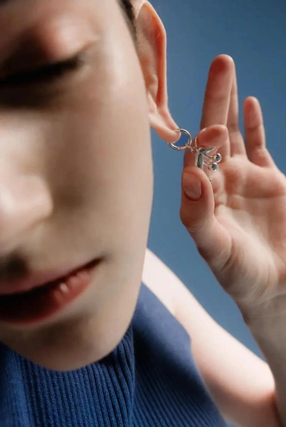 Подвеска «Вишня румяная» Qari Qris Серебряная подвеска «Вишня румяная» из коллаборации Qari Qris x Маша Егорова сделана из серебра 925 пробы. Ее можно носить как самостоятельный подвес на хлопковом или замшевом шнурке, на цепочке, а также как объемную серьгу на хупе размера S или M.