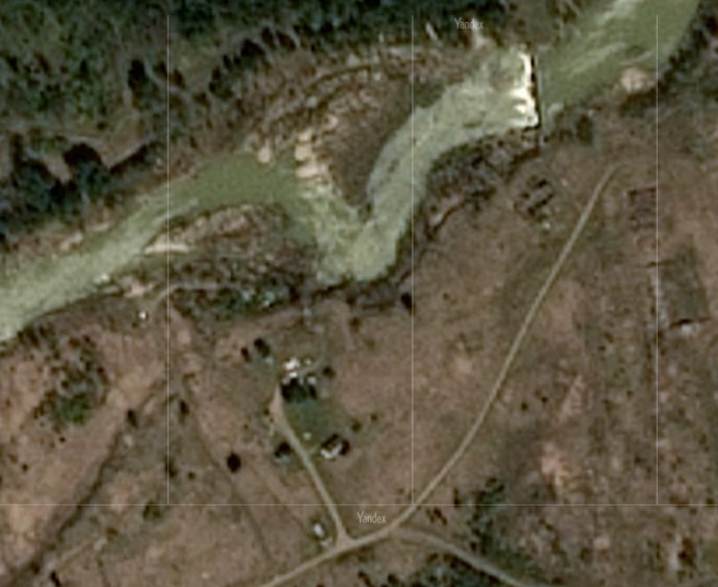 По данным сервиса 2GIS, жилья в Переборе больше нет. А вот на спутниковых картах можно увидеть вполне себе жилые постройки | Источник: yandex.ru/maps