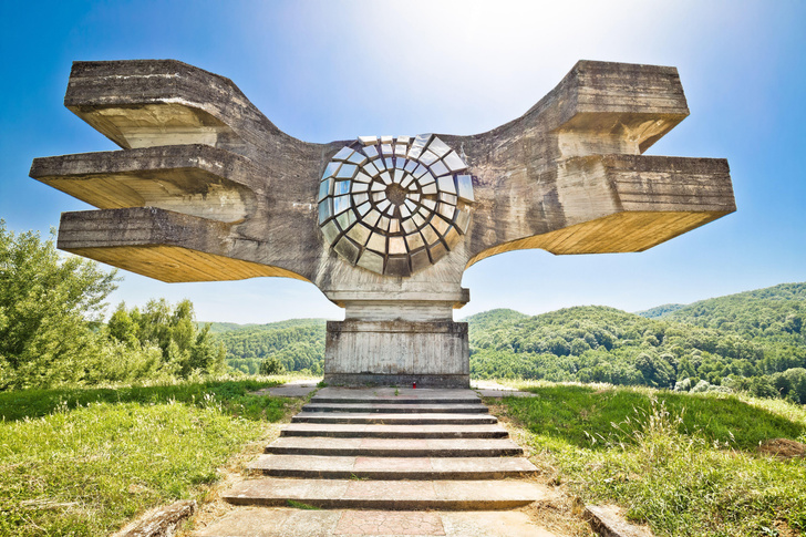 Памятники ушедшей эпохи: посмотрите на 6 странных монументов, которые можно найти на территории бывшей Югославии
