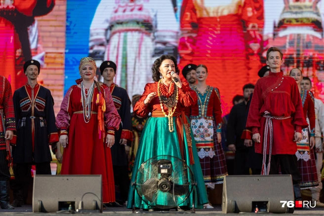 Перед выступлением Надежда Бабкина произнесла речь. Она рассказала, что Ярославль нравится артистке | Источник: Александр Куренной / 76.RU