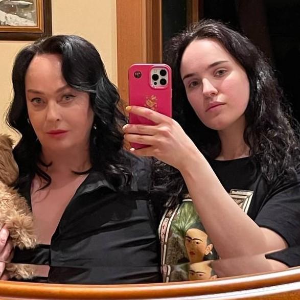 Лариса Гузеева стала бабушкой? Телезвезду заметили в Тбилиси с дочкой, несущей грудничка — видео