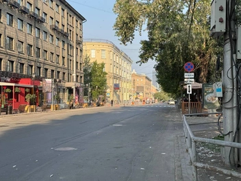 На перекрестке улиц Ленина и Советской обновили разметку пешеходного перехода | Источник: Елизавета Горячева / NGS.RU