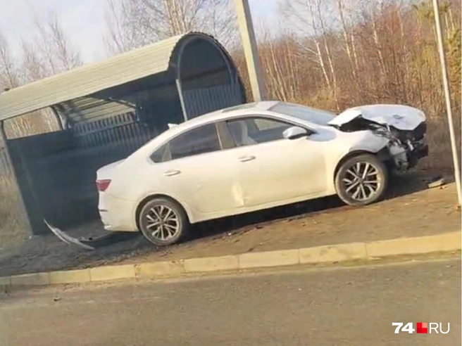 Из пешеходов никто не пострадал. Вероятно, остановка в момент ДТП была пуста | Источник: читатель 74.RU