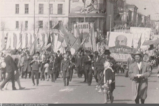 Это масштаб Первомайском демонстрации на улице Ленина в 1967–1972 годах | Источник: архив Александра Романова / pastvu.com