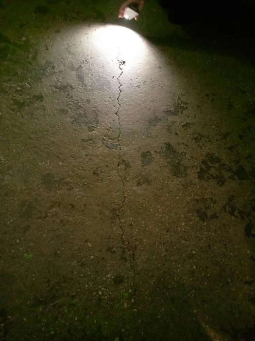 Свежая трещина на лестничной площадке | Источник: Ирина Корбат / «Фонтанка.ру»