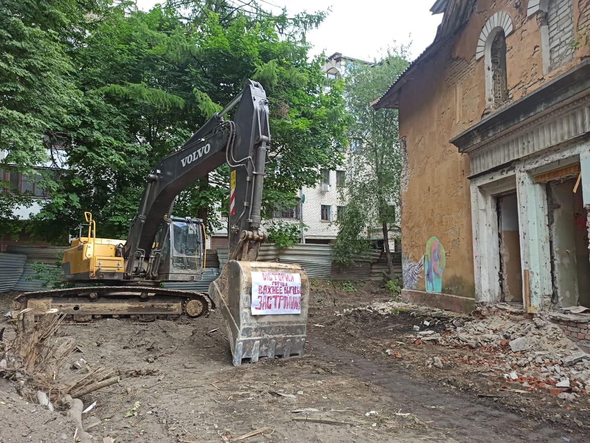 Опять попытались разрушить: в Ярославле активисты вновь спасли историческое  здание от сноса