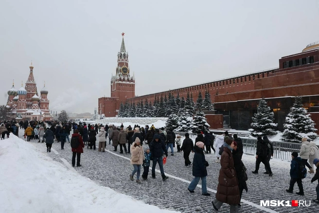 На Красной площади по-прежнему много людей | Источник: Артём Устюжанин / MSK1.RU
