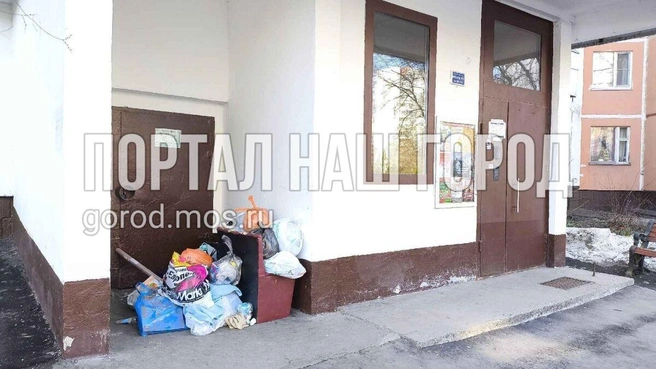 Свалка мусора у подъезда | Источник: Gorod.mos.ru
