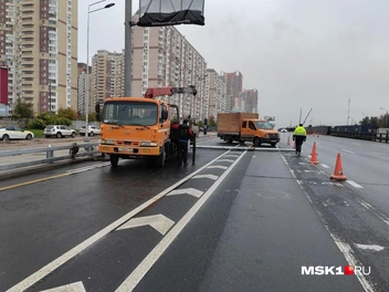 За оранжевыми машинами и располагается остановка | Источник: Михаил Мечев / MSK1.RU