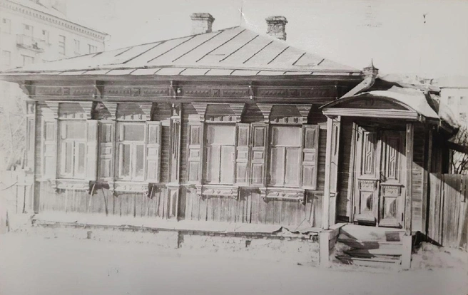 Здание с резным декором в 1970-е годы | Источник: Комитет по делам архивов Курганской области / Vk.com
