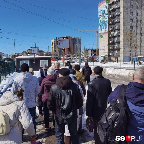 На некоторых рейсах раскуплены абсолютно все места, о чем свидетельствует информация на электронном табло вокзала | Источник: Тимофей Калмаков / 59.RU