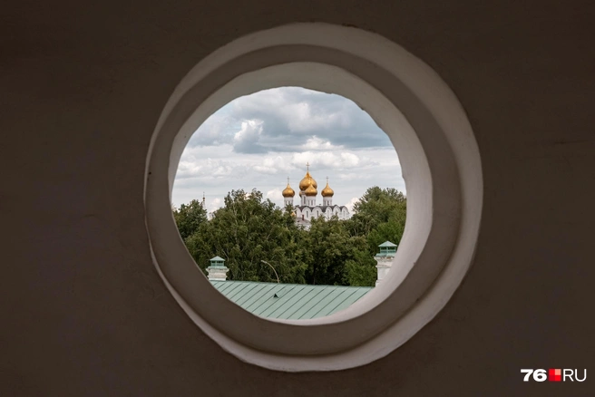 Через окно церкви можно увидеть Успенский собор | Источник: Александр Куренной / 76.RU 