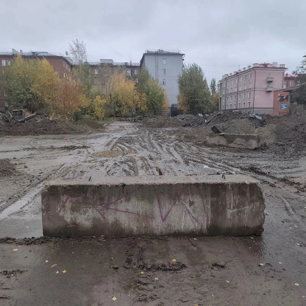 Мусор от демонтажа вывезли, чуть позже на пустырь начали свозить грунт и мусор | Источник: читательница НГС Анастасия