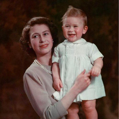 Редкое фото: королева Елизавета с маленьким Чарльзом, будущим королем Великобритании