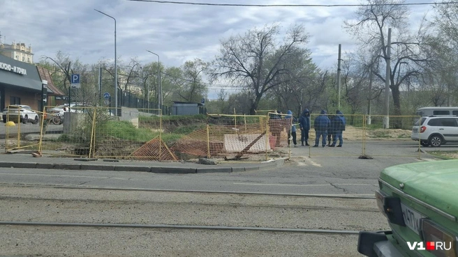 Сейчас яму уже полностью загородили забором и проводят работы | Источник: Тимофей Крылов / V1.RU