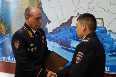 В Туве наградили сотрудников охранно-конвойных подразделений