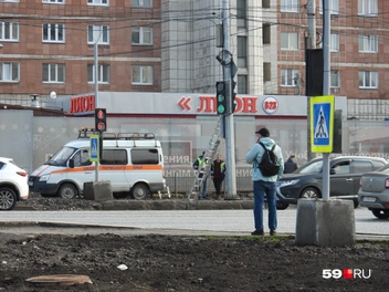 Знаки перехода установили, но слишком низко (должны на высоте от двух до четырех метров) | Источник: Кирилл Хафизов / 59.RU