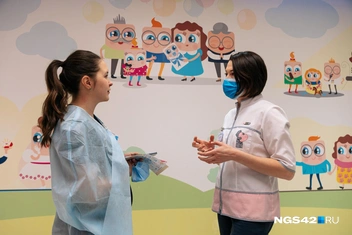 На стене можно проследить весь путь ОДКБшки | Источник: Максим Серков / NGS42.RU