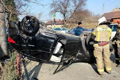 В Краснодаре водитель перевернулся при обгоне троллейбуса