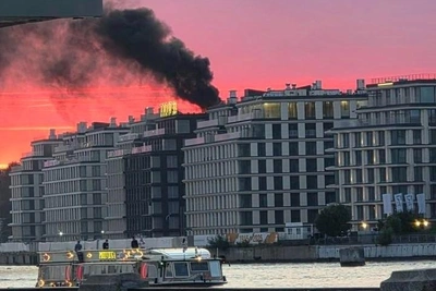 Столб дыма над Петровским островом: пожар на кровле
