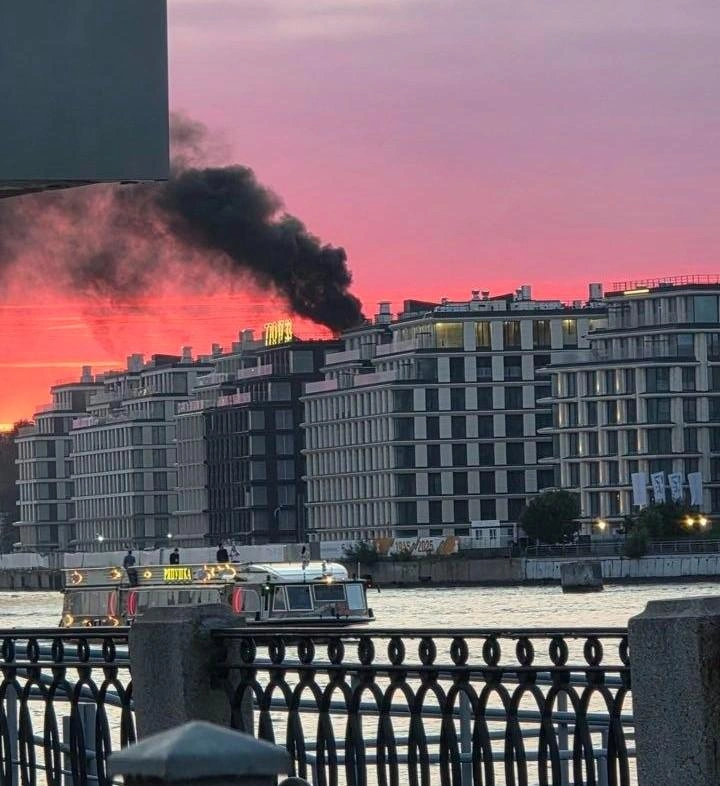 Столб дыма поднялся над Петровским островом. Загорелась кровля здания | Источник: читатель «Фонтанки»