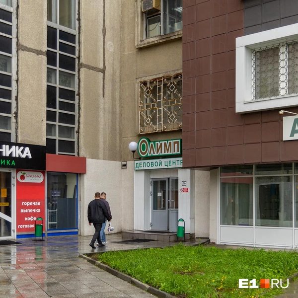 Вход в деловой центр. Раньше именно через эти двери публика попадала в ночной клуб | Источник: Владислав Лоншаков / E1.RU