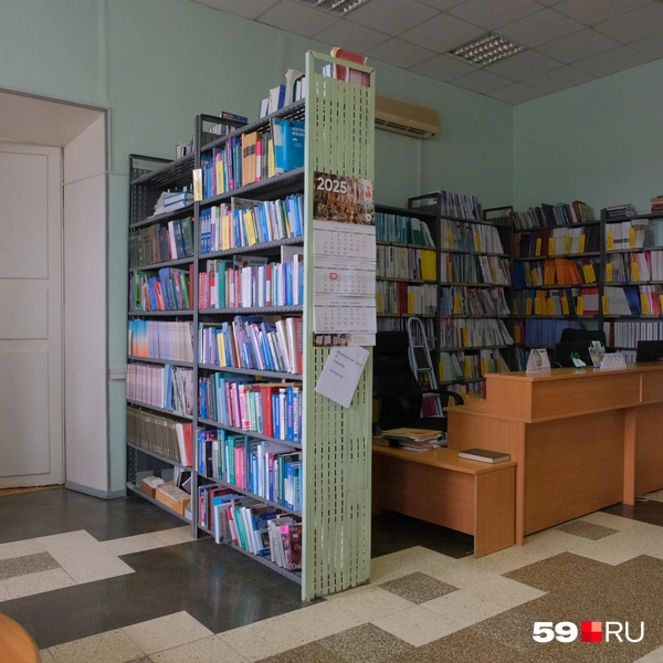 Напротив маленьких полочек — современная литература | Источник: Тимофей Калмаков / 59.RU