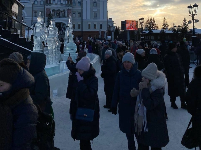 У Храма на Крови собралось много посетителей. | Источник: Екатерина Маврина / E1.RU