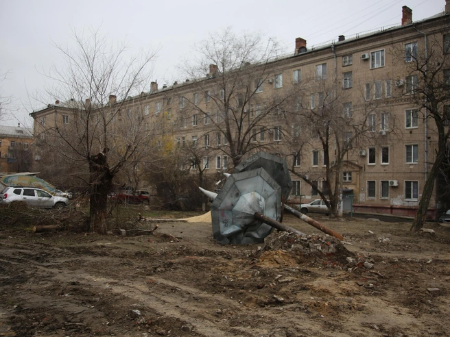 Остатки сказочного городка — два уцелевших купола | Источник: Константин Завриков / V1.RU
