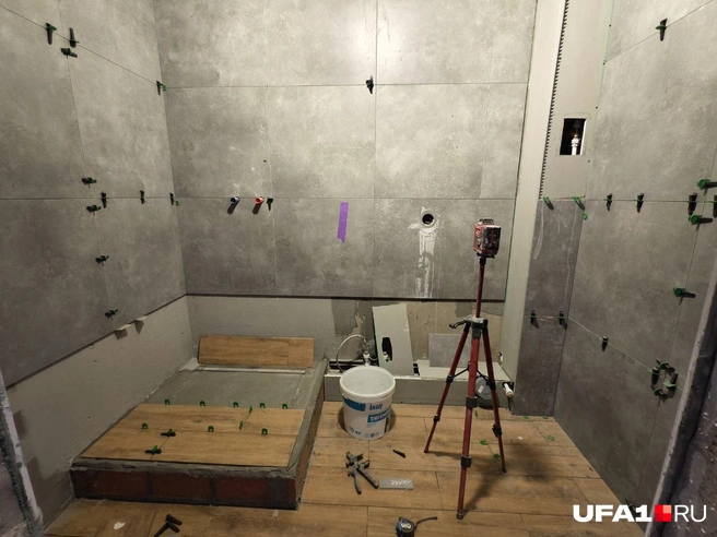 Идет процесс укладки поддона | Источник: Булат Салихов / UFA1.RU