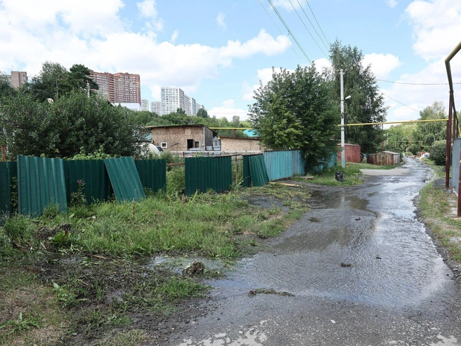 Поток сточных вод на улице частного сектора | Источник: Александр Ощепков / NGS.RU