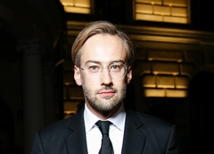 Дмитрий Шепелев с невестой: беременна или любит оверсайз?
