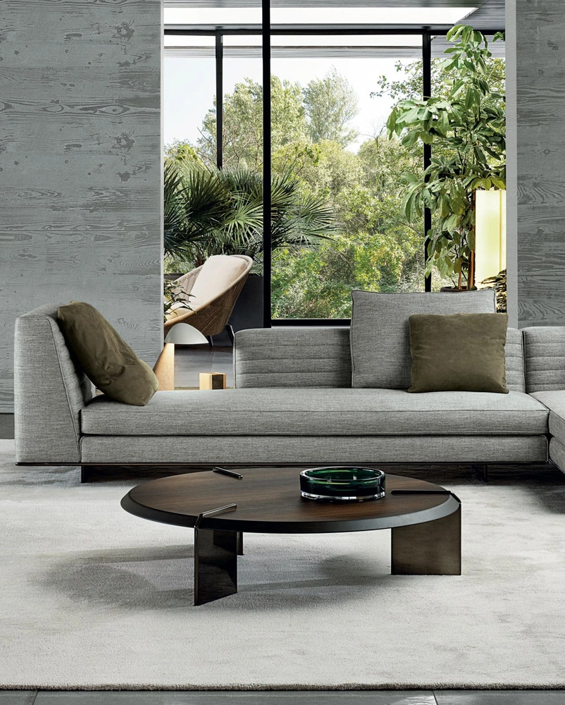 Новинки компании Minotti — модульный диван Roger в текстильной обивке и круглый столик Keel из дерева и стекла — отличаются простыми лаконичными формами, напоминая о естественных элементах природного ландшафта. Глубина сидений дивана варьируется от 94 до 101 см, а внутреннее наполнение — высококачественный пружинный блок, рассчитанный даже на большой вес пользователя. www.minotti.com | mcmaison.ru