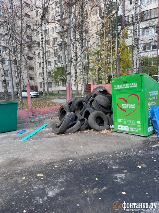 Узнаёте свой двор? Вот такую картину увидел наш корреспондент в Невском районе у дома 2 на Товарищеском проспекте. | Источник: FONTANKA.RU