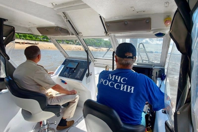 В Хабаровске инспекторы вытащили из Амура подростка и передали родителям