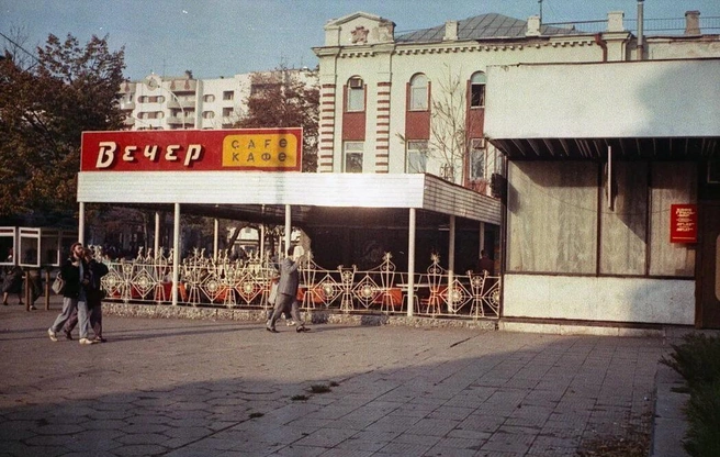Кафе «Вечер» на перекресте Красной и Мира, 1989 год | Источник: архив Германа Майорова