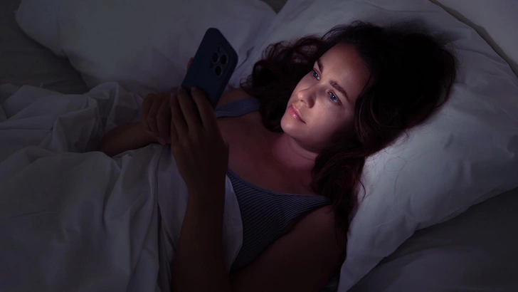 «Сталкерю бывшего мужа в соцсетях, хотя счастлива без него»: историю читательницы комментирует психолог | Источник: olgsera/Shutterstock/Fotodom.ru