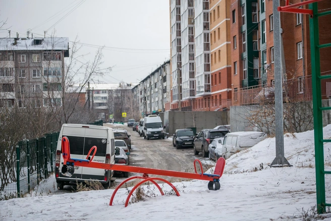 В новостройках очень мало мест для парковки автомобилей. Да и детских площадок тоже не так уж и много | Источник: Ксения Филимонова / «ИрСити»
