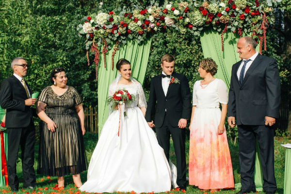 На церемонии бракосочетания присутствовали самые близкие - родители жениха и невесты