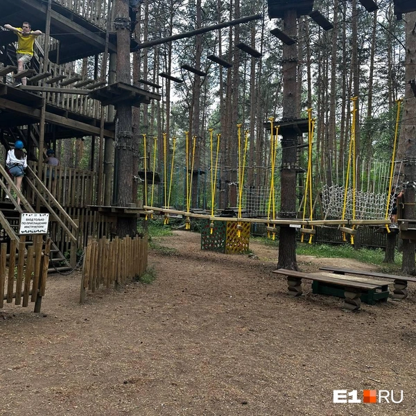 В веревочном парке страховка — главное! | Источник: Анастасия Малова / E1.RU