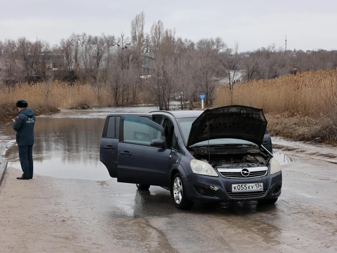 Судьба автомобиля Opel после затопления пока неясна. | Источник: Алексей Волхонский / V1.RU