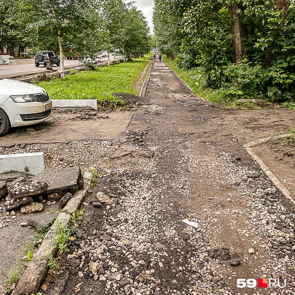 Пока тротуары в начале улицы выглядят так | Источник: Василина Любимова / 59.RU
