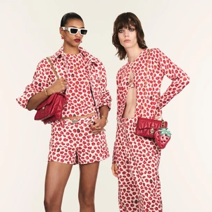 Versace возвращает в моду клубничный принт