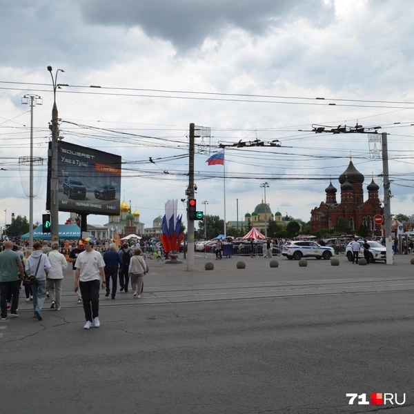 Около полудня вокруг площади Ленина ходили большие толпы людей | Источник: Максим Улитов / 71.RU