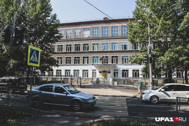 Пройти в школу можно по пропуску, но во двор доступ открыт для всех | Источник: Тимур Шарипкулов