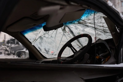 Во Владивостоке минивэн протаранил припаркованные машины