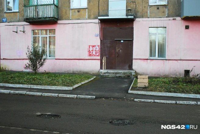 Всего в доме два подъезда и 36 квартир (в среднем 40–50 квадратов каждая) | Источник: Игорь Епифанцев / NGS42.RU