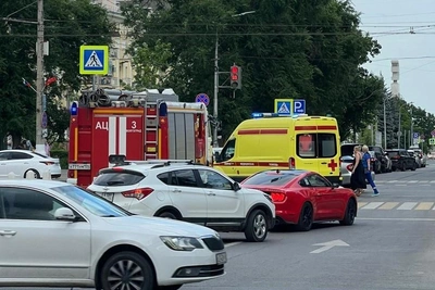 Три человека ранены в аварии в центре Волгограда
