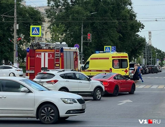 На месте происшествия работали все оперативные службы города | Источник: читатели V1.RU