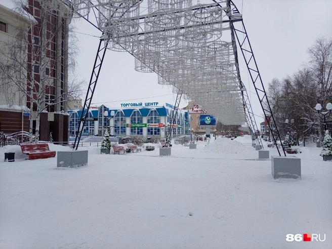 Прохожие поздравляют друг друга с наступившим, 2026 годом | Источник: Мария Гришкина / 86.RU